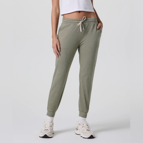 Vuori Pants - Vuori Performance Joggers in Laurel Heather Size M. NWT